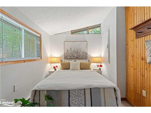 1026 Frost Lane, Lake Of Bays, ON - Indoor Photo Showing Bedroom