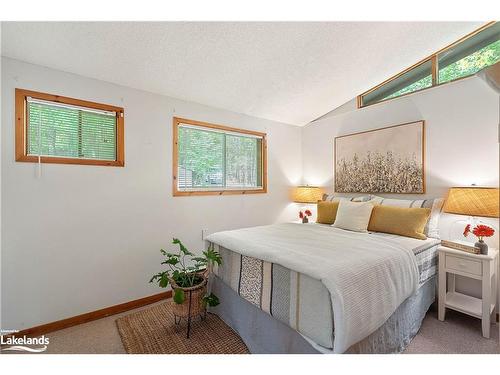 1026 Frost Lane, Lake Of Bays, ON - Indoor Photo Showing Bedroom