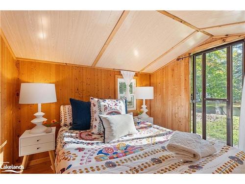 1026 Frost Lane, Lake Of Bays, ON - Indoor Photo Showing Bedroom