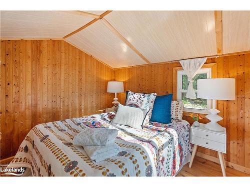 1026 Frost Lane, Lake Of Bays, ON - Indoor Photo Showing Bedroom