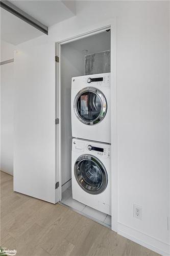 705-11 Charlotte Street, Toronto, ON - Indoor Photo Showing Laundry Room