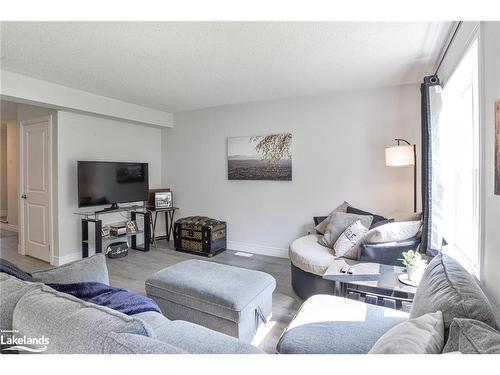 275 Daffodil Court, Gravenhurst, ON - Indoor Photo Showing Living Room