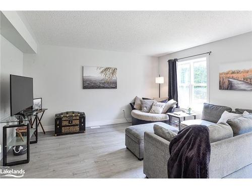 275 Daffodil Court, Gravenhurst, ON - Indoor Photo Showing Living Room