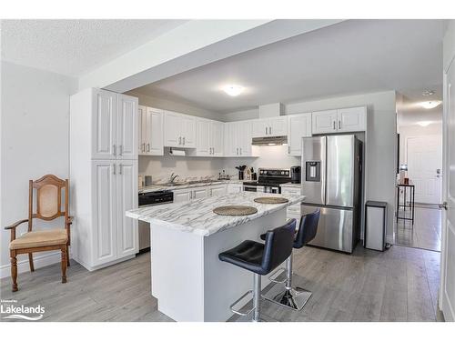 275 Daffodil Court, Gravenhurst, ON - Indoor Photo Showing Kitchen