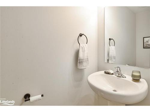 275 Daffodil Court, Gravenhurst, ON - Indoor Photo Showing Bathroom