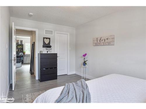 275 Daffodil Court, Gravenhurst, ON - Indoor Photo Showing Bedroom