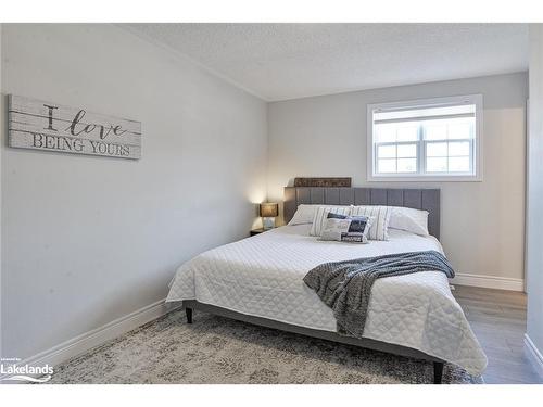 275 Daffodil Court, Gravenhurst, ON - Indoor Photo Showing Bedroom