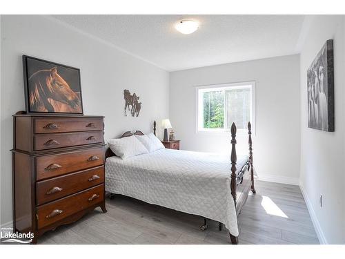 275 Daffodil Court, Gravenhurst, ON - Indoor Photo Showing Bedroom