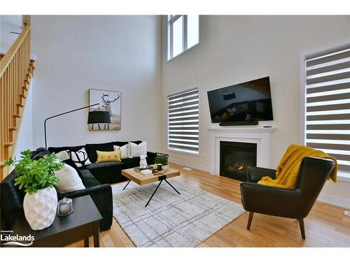 106 Stoneleigh Drive, The Blue Mountains, ON - Indoor Photo Showing Living Room With Fireplace