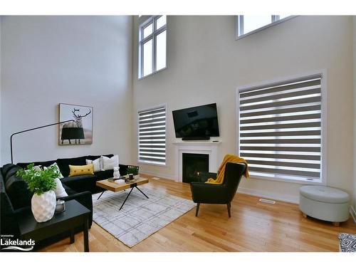 106 Stoneleigh Drive, The Blue Mountains, ON - Indoor Photo Showing Living Room With Fireplace