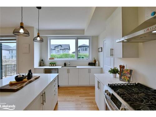 106 Stoneleigh Drive, The Blue Mountains, ON - Indoor Photo Showing Kitchen With Upgraded Kitchen