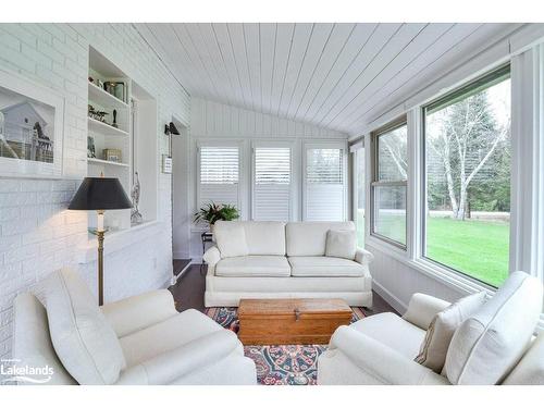 2-15 Golf Course Road, Bracebridge, ON - Indoor Photo Showing Living Room