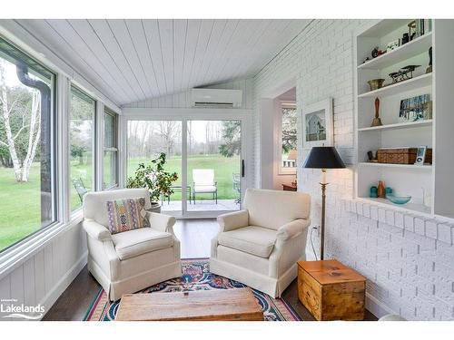 2-15 Golf Course Road, Bracebridge, ON - Indoor Photo Showing Living Room