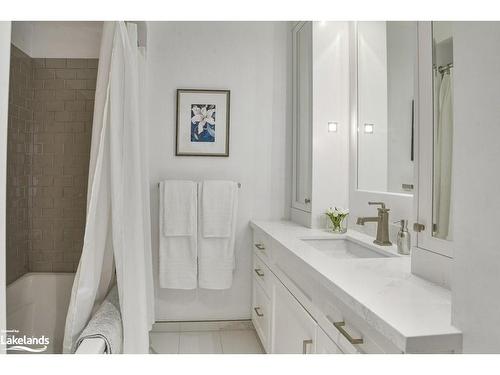 2-15 Golf Course Road, Bracebridge, ON - Indoor Photo Showing Bathroom