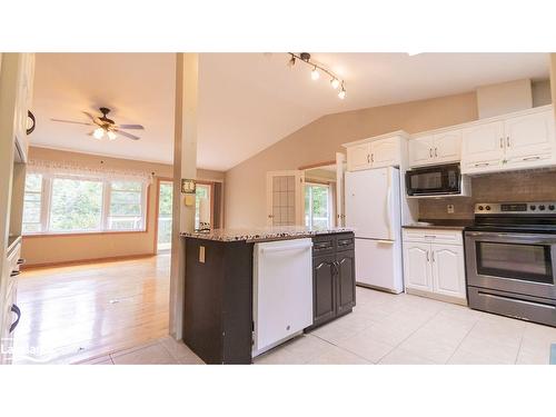 4244 Muskoka Road 117, Baysville, ON - Indoor Photo Showing Kitchen