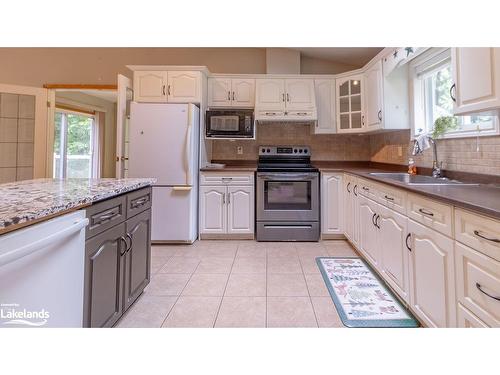 4244 Muskoka Road 117, Baysville, ON - Indoor Photo Showing Kitchen