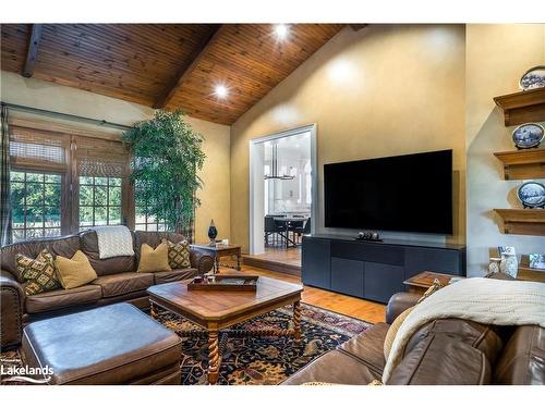 7781 Poplar Sideroad, Clearview, ON - Indoor Photo Showing Living Room