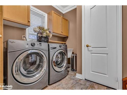 5335 Cosentino Gardens, Mississauga, ON - Indoor Photo Showing Laundry Room