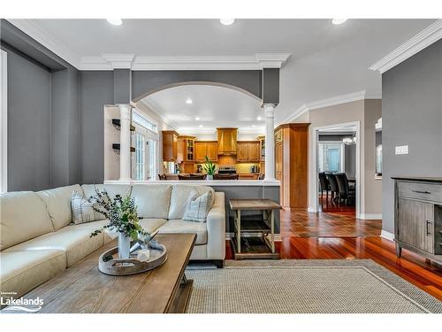 5335 Cosentino Gardens, Mississauga, ON - Indoor Photo Showing Living Room