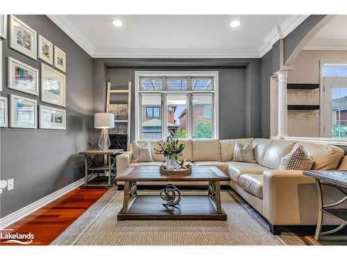 5335 Cosentino Gardens, Mississauga, ON - Indoor Photo Showing Living Room