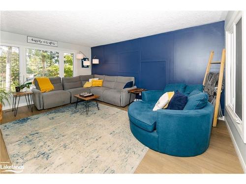 560 Mountain Street, Haliburton, ON - Indoor Photo Showing Living Room