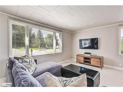 7430 County 91 Road, Stayner, ON - Indoor Photo Showing Living Room