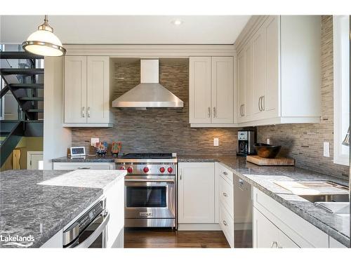 106 Crossan Court, The Blue Mountains, ON - Indoor Photo Showing Kitchen With Upgraded Kitchen