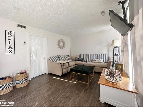 339 Zoo Park Road, Wasaga Beach, ON - Indoor Photo Showing Living Room