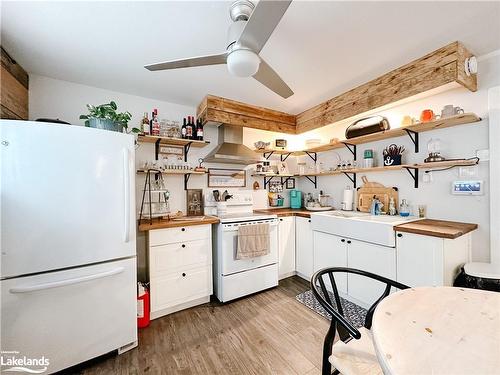 339 Zoo Park Road, Wasaga Beach, ON - Indoor Photo Showing Kitchen