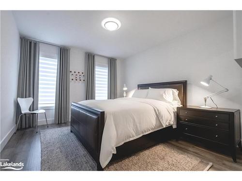 158 Sycamore Street, The Blue Mountains, ON - Indoor Photo Showing Bedroom