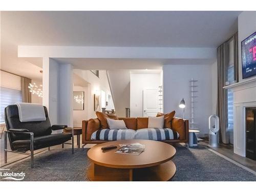 158 Sycamore Street, The Blue Mountains, ON - Indoor Photo Showing Living Room