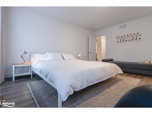 158 Sycamore Street, The Blue Mountains, ON - Indoor Photo Showing Bedroom