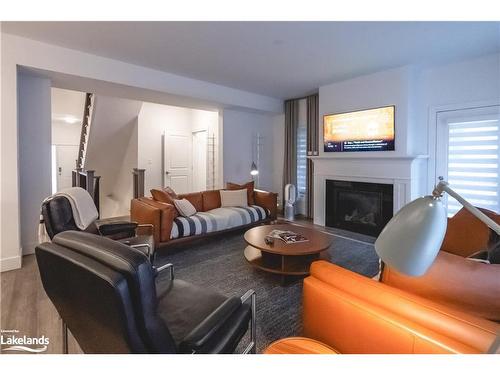 158 Sycamore Street, The Blue Mountains, ON - Indoor Photo Showing Living Room With Fireplace