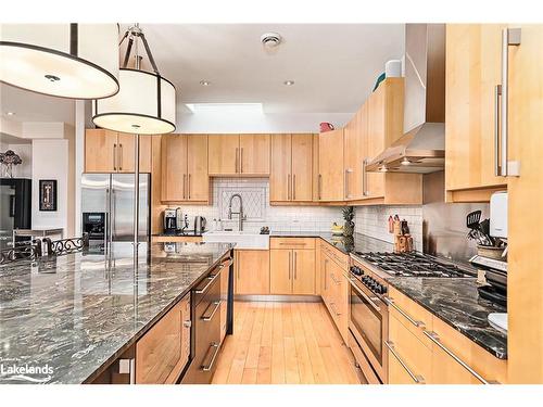 31 Simcoe Street, Collingwood, ON - Indoor Photo Showing Kitchen With Upgraded Kitchen