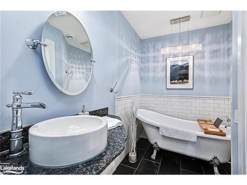 31 Simcoe Street, Collingwood, ON - Indoor Photo Showing Bathroom