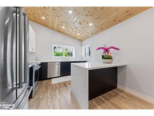 194 Charles Street, Midland, ON - Indoor Photo Showing Kitchen