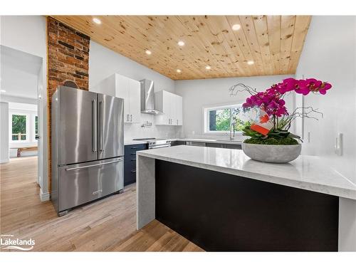 194 Charles Street, Midland, ON - Indoor Photo Showing Kitchen