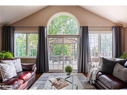 426155 25Th Sideroad, Mono, ON - Indoor Photo Showing Living Room