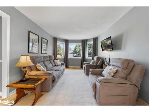 204 Margaret Street, Midland, ON - Indoor Photo Showing Living Room