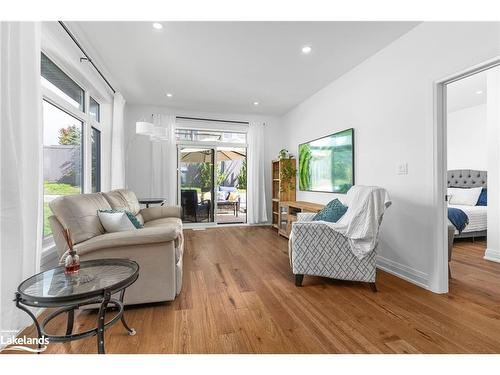 67 Jack Street, Huntsville, ON - Indoor Photo Showing Living Room