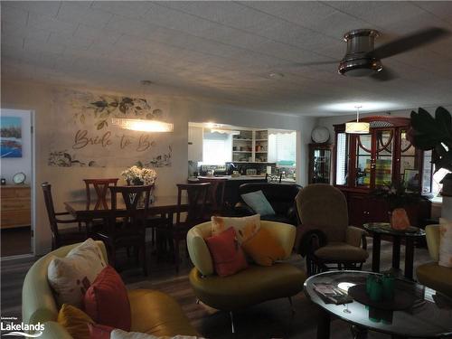 1089 Mosley Street, Wasaga Beach, ON - Indoor Photo Showing Living Room