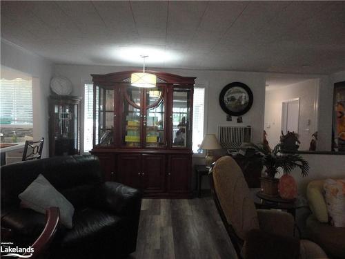 1089 Mosley Street, Wasaga Beach, ON - Indoor Photo Showing Living Room