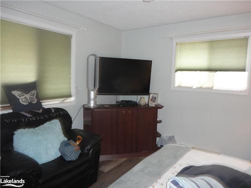 1089 Mosley Street, Wasaga Beach, ON - Indoor Photo Showing Bedroom