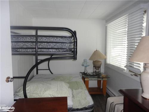 1089 Mosley Street, Wasaga Beach, ON - Indoor Photo Showing Bedroom