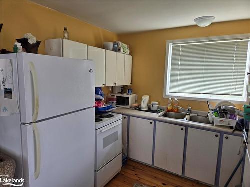 11 Rosedale Road Road, Byng Inlet, ON - Indoor Photo Showing Kitchen