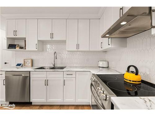 15 Foley Crescent, Collingwood, ON - Indoor Photo Showing Kitchen With Double Sink With Upgraded Kitchen