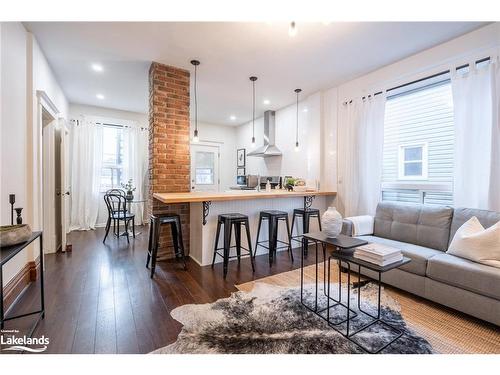 162 Avondale Street, Hamilton, ON - Indoor Photo Showing Living Room