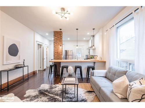 162 Avondale Street, Hamilton, ON - Indoor Photo Showing Living Room