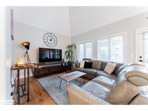 13-5 Invermara Court, Orillia, ON - Indoor Photo Showing Living Room