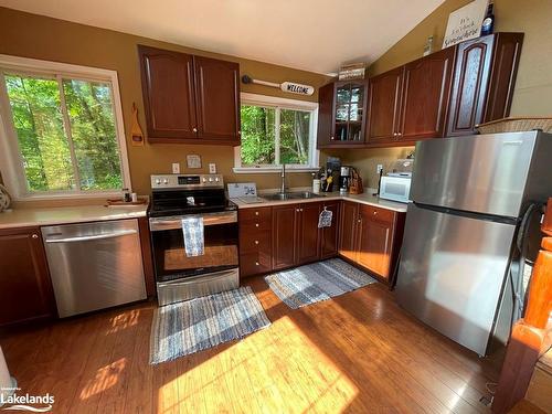 4 Severn River Sr406, Coldwater, ON - Indoor Photo Showing Kitchen With Double Sink